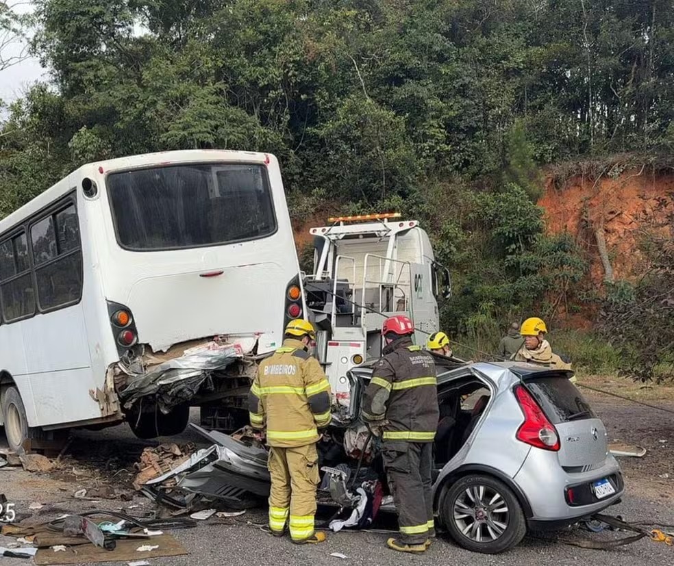 Acidente entre carro e ônibus mata dois e deixa outros dois feridos na BR-040
